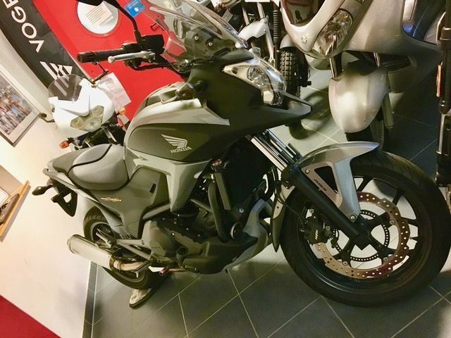 Ein Honda-Motorrad steht in einem Ausstellungsraum