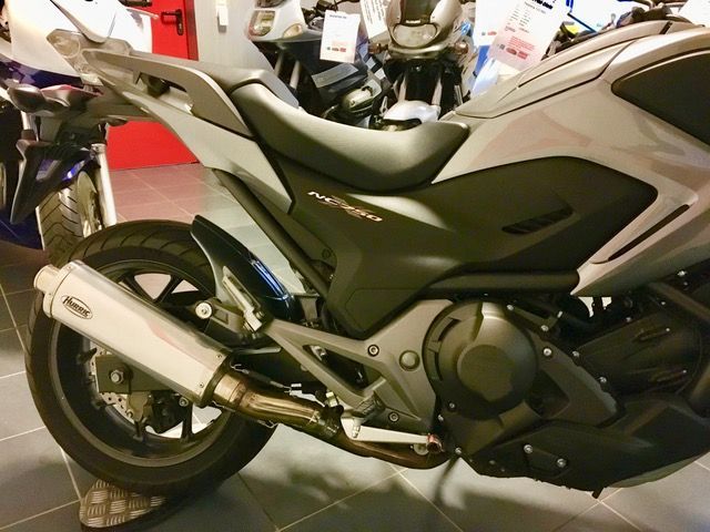 Ein Honda-Motorrad steht in einem Ausstellungsraum