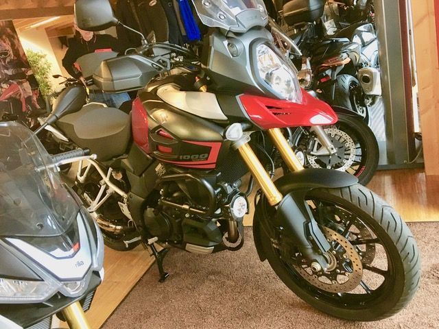 Eine Reihe von Motorrädern sind in einem Raum geparkt