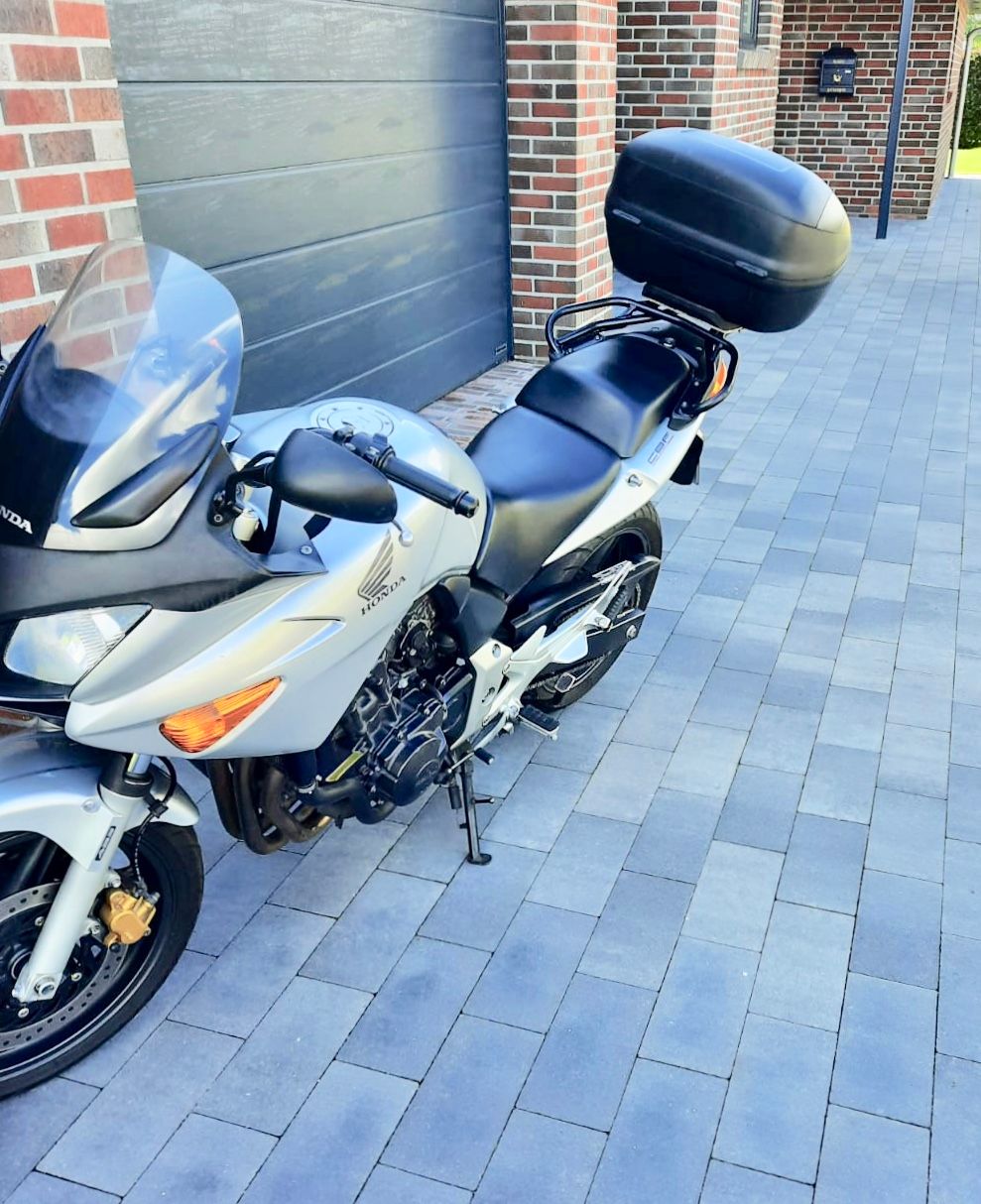 Ein Motorrad ist vor einem Garagentor geparkt