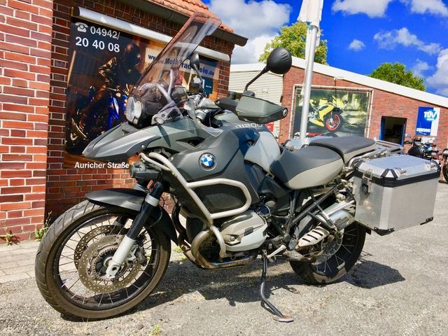 Ein BMW Motorrad ist vor einem Backsteingebäude geparkt