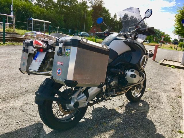 Ein Motorrad ist am Straßenrand geparkt