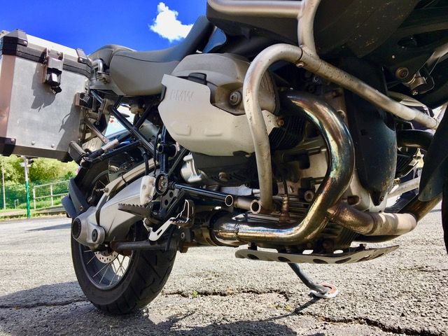 Ein Motorrad ist am Straßenrand geparkt.