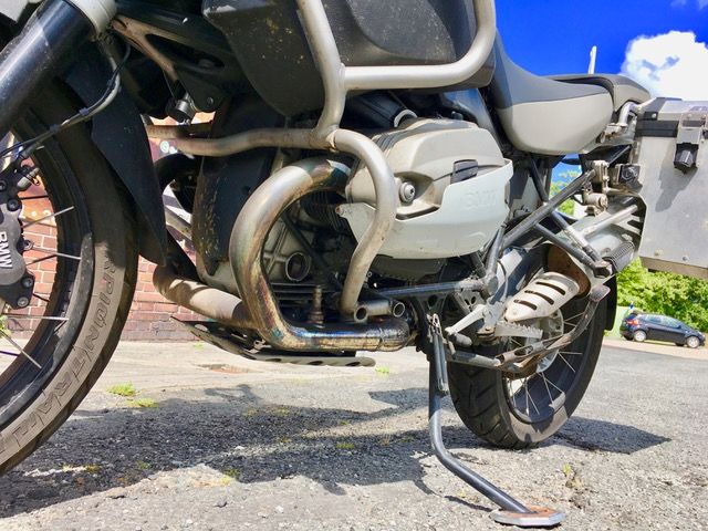 Ein Motorrad steht am Straßenrand