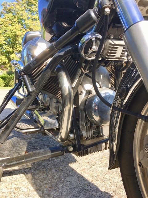 Ein Motorrad ist am Straßenrand geparkt.