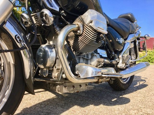 Eine Nahaufnahme eines Motorradmotors mit einem blauen Himmel im Hintergrund