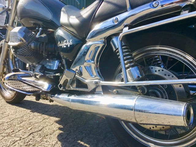Eine Nahaufnahme eines Motorrades mit einem verchromten Auspuffrohr