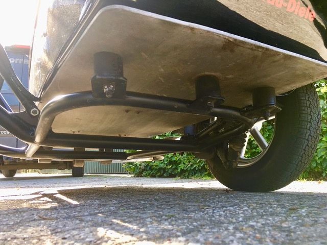 Ein Motorrad mit Beiwagen steht am Straßenrand