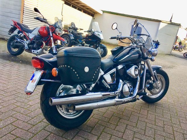 Eine Reihe von Motorrädern sind auf einem Parkplatz geparkt