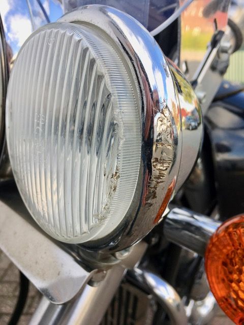 Eine Nahaufnahme des Scheinwerfers eines Motorrads