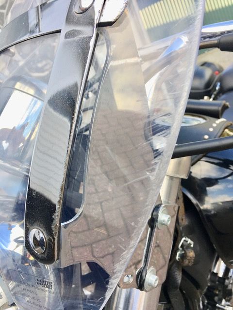Eine Nahaufnahme einer Windschutzscheibe auf einem Motorrad