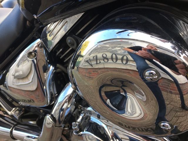 Eine Nahaufnahme eines Suzuki-Motorradmotors