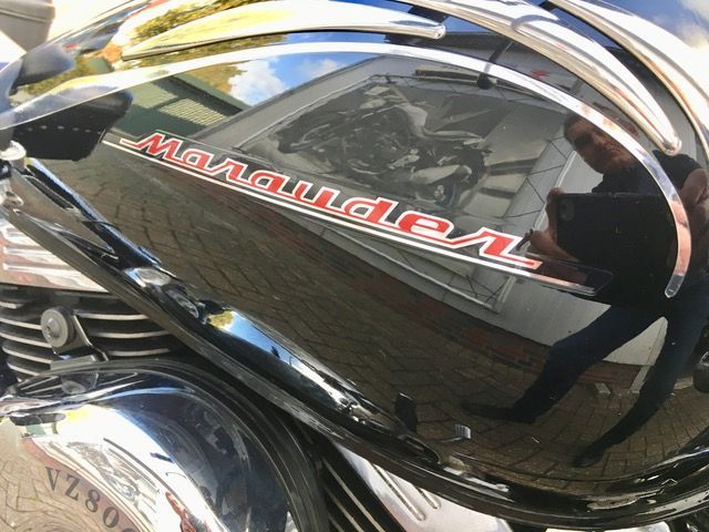 Ein Harley-Davidson-Motorrad steht auf einem Parkplatz