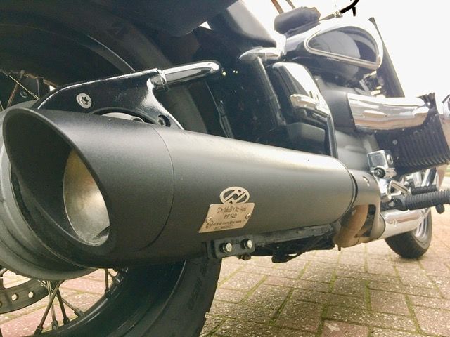 Eine Nahaufnahme eines Motorrades mit einem schwarzen Auspuffrohr