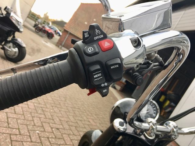 Eine Nahaufnahme des Lenkers und der Bedienelemente eines Motorrads