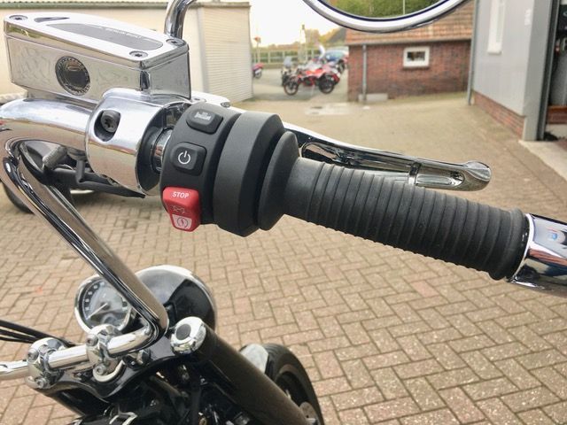 Eine Nahaufnahme des Lenkers eines Motorrads