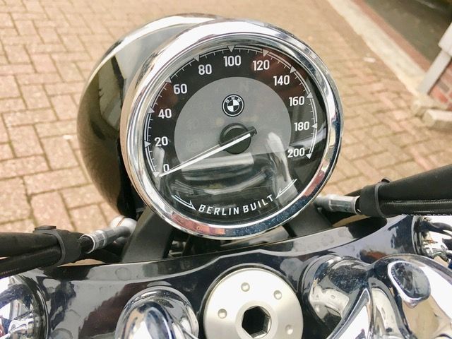 Eine Nahaufnahme eines Tachometers auf einem Motorrad