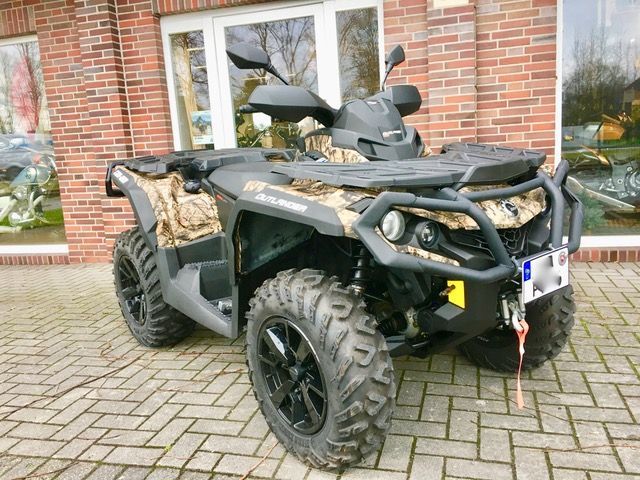 Ein ATV ist vor einem Backsteingebäude geparkt