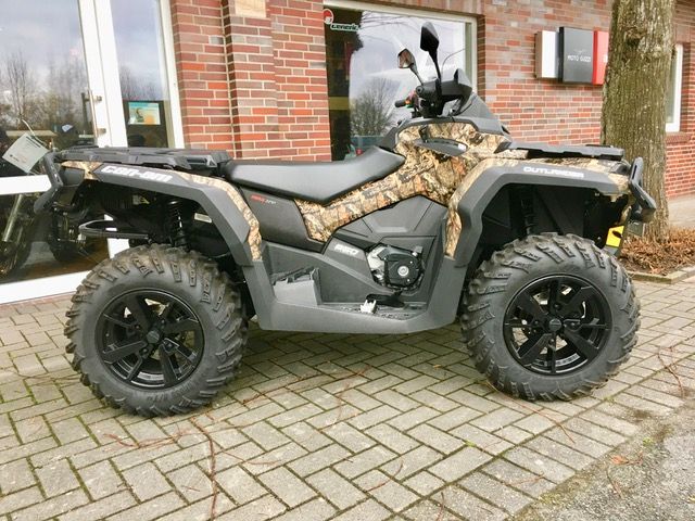 Ein ATV ist vor einem Backsteingebäude geparkt