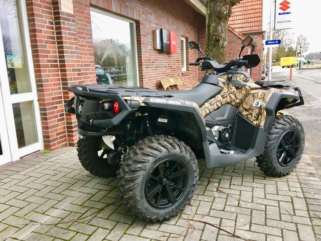 Vor einem Backsteingebäude ist ein Geländefahrzeug geparkt.