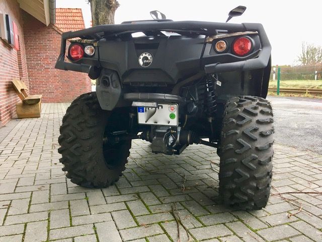 Ein Can-Am-ATV steht auf einer gemauerten Auffahrt