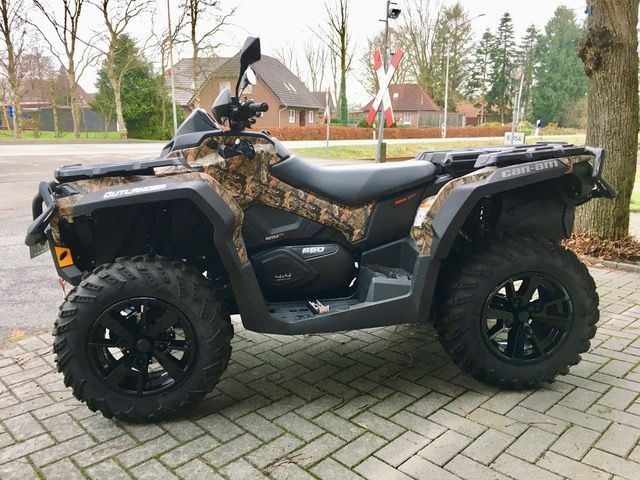 Ein Can-Am-ATV ist auf einem gemauerten Gehweg geparkt
