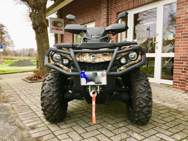 Vor einem Backsteingebäude ist ein Geländefahrzeug geparkt.