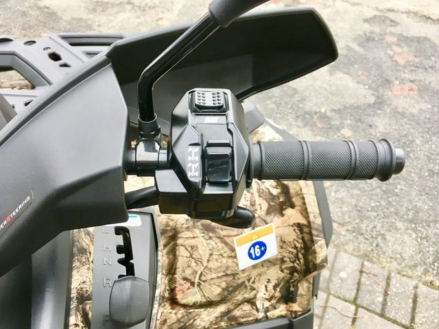 Eine Nahaufnahme eines Motorrads mit einem Aufkleber mit der Aufschrift 16