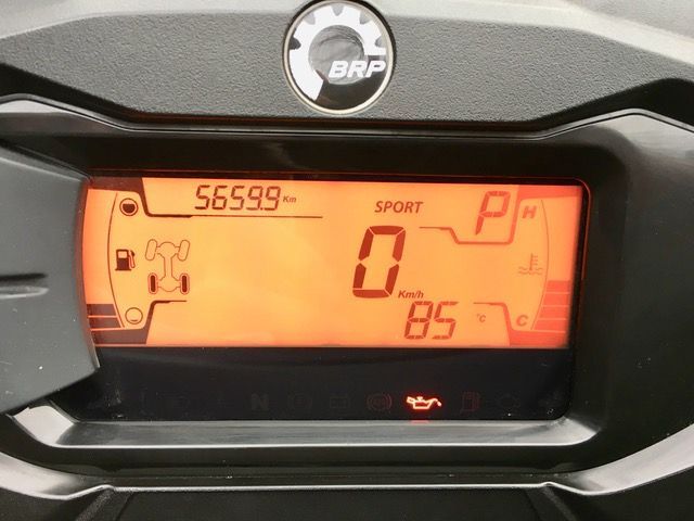 Eine Nahaufnahme eines Armaturenbretts eines Can-Am-Motorrads