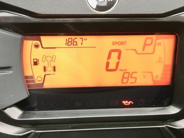 Eine Nahaufnahme eines Armaturenbretts eines Can-Am-Motorrads