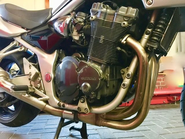 Eine Nahaufnahme eines Suzuki-Motorradmotors