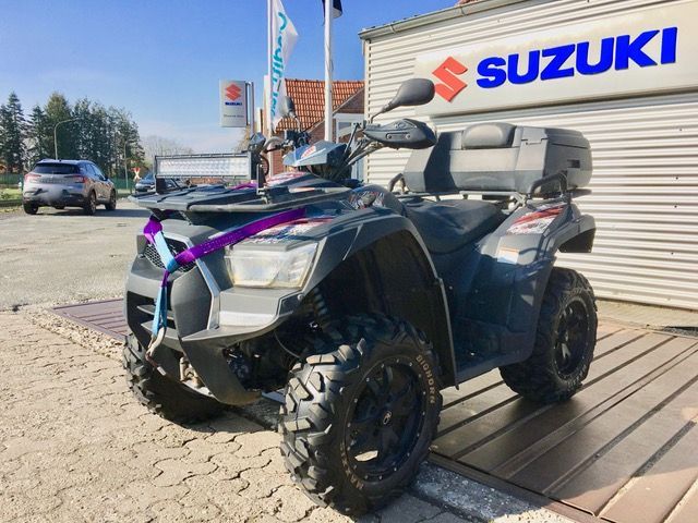 Ein Suzuki ATV steht vor einem Gebäude