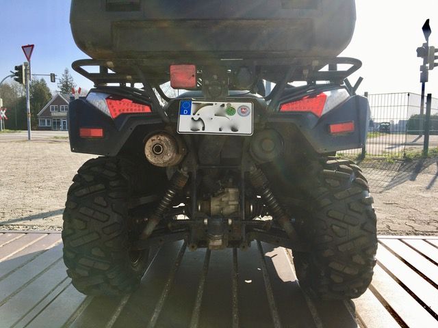 Ein Vierradfahrzeug mit einem Nummernschild, auf dem ein