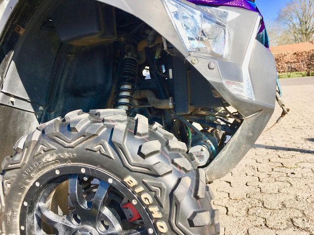 Eine Nahaufnahme eines Reifens an einem Fahrzeug, auf dem ein großes O steht