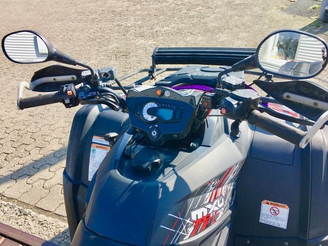 Eine Nahaufnahme eines Motorrads mit dem Buchstaben C darauf