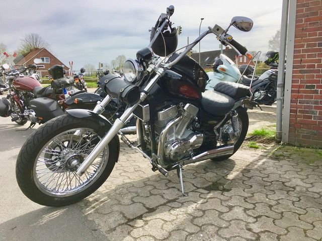 Ein Motorrad ist vor einem Backsteingebäude geparkt