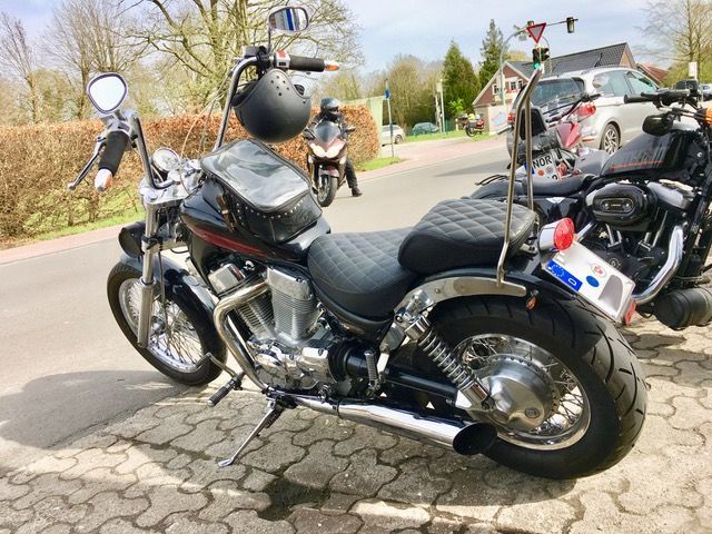 Ein Motorrad ist am Straßenrand geparkt.