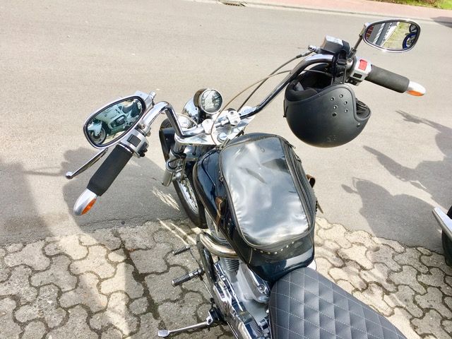 Ein schwarzes Motorrad mit einem Helm am Lenker