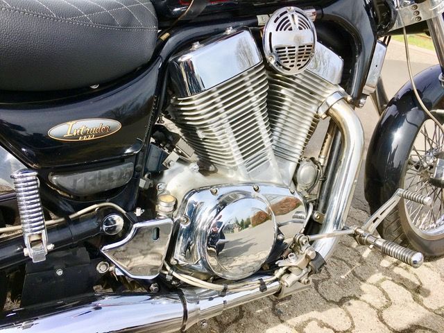 Eine Nahaufnahme des Motors eines Motorrads.