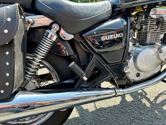 Ein schwarzes Suzuki-Motorrad ist am Straßenrand geparkt