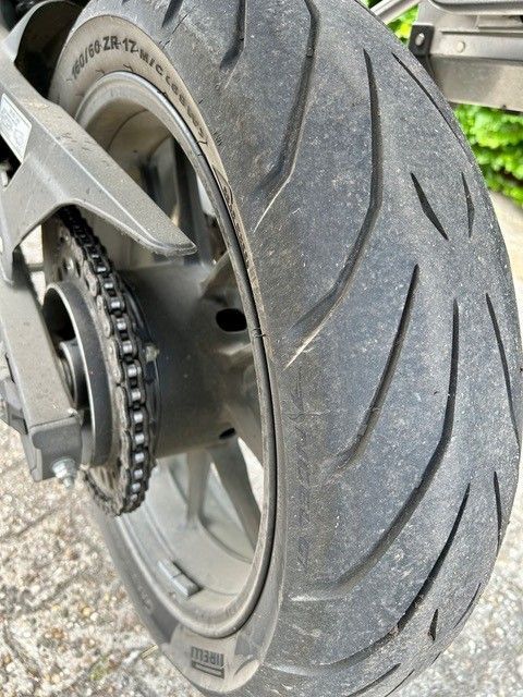 Eine Nahaufnahme des Hinterreifens eines Motorrads.