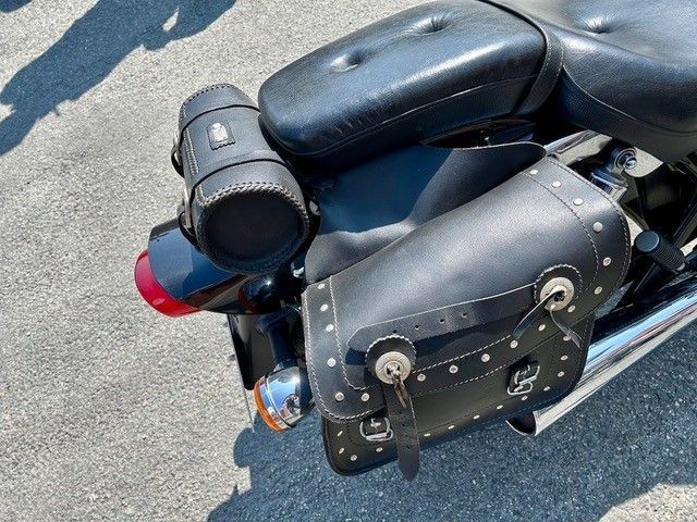 Eine Nahaufnahme eines Motorrads mit einer daran befestigten Satteltasche