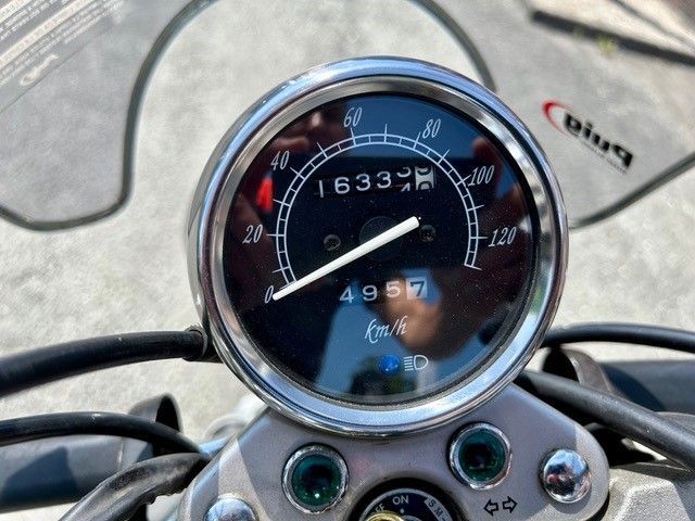 Eine Nahaufnahme eines Tachometers auf einem Motorrad