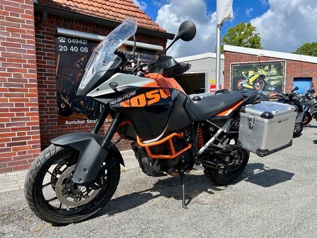 Vor einem Backsteingebäude ist ein Motorrad geparkt.