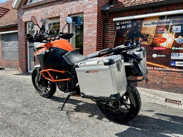 Vor einem Backsteingebäude ist ein Motorrad geparkt.