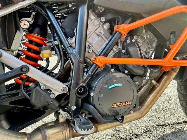 Eine Nahaufnahme des Motors eines KTM-Motorrads