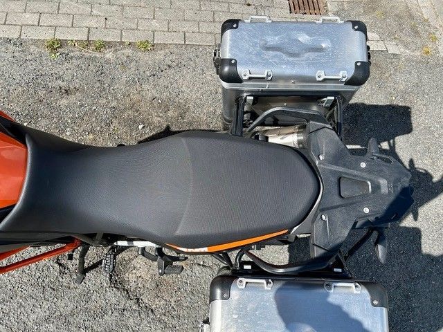Ein Motorrad ist am Straßenrand geparkt