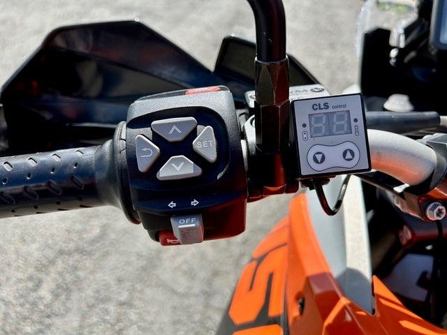 Eine Nahaufnahme eines Motorradlenkers mit einer Digitalanzeige, die 8,8 anzeigt