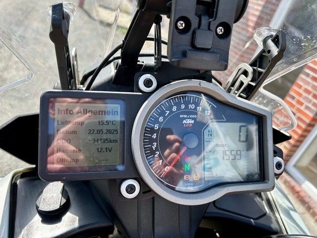 Eine Nahaufnahme von Tachometer und Drehzahlmesser eines Motorrads
