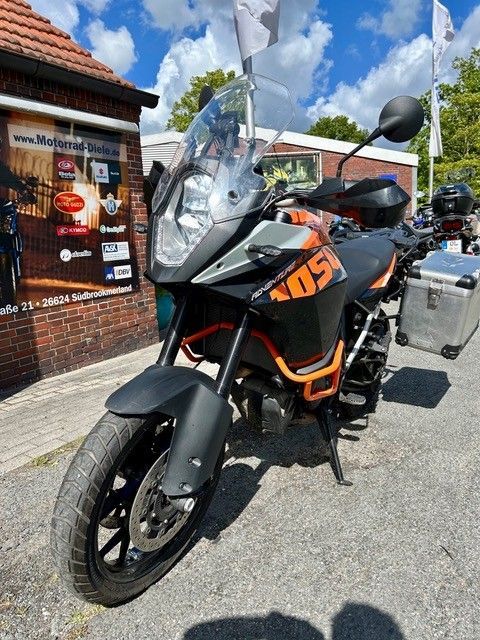 Ein schwarz-oranges Motorrad mit der Nummer 05 darauf